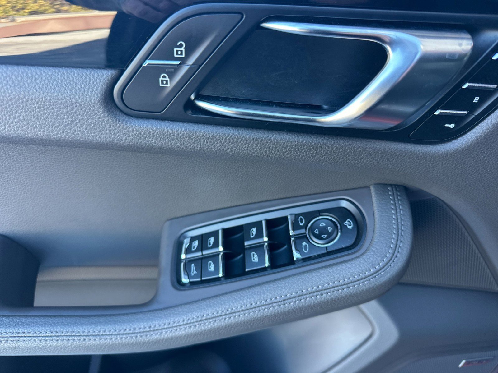 Used 2022 Porsche Macan w/ Premium Package Plus image 12