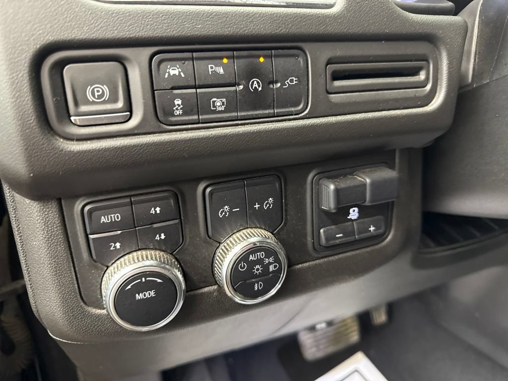 Used 2022 GMC Yukon XL SLT w/ SLT Luxury Package AWD/4WD image 25
