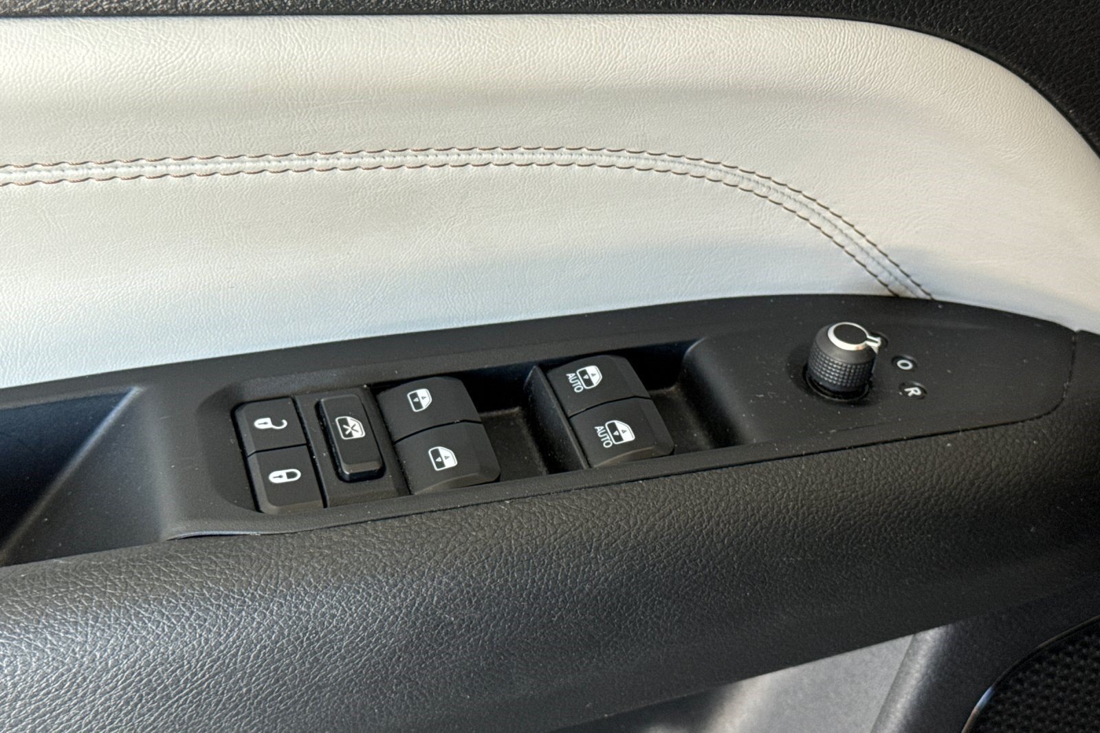 Used 2025 Jeep Compass Limited AWD/4WD image 14