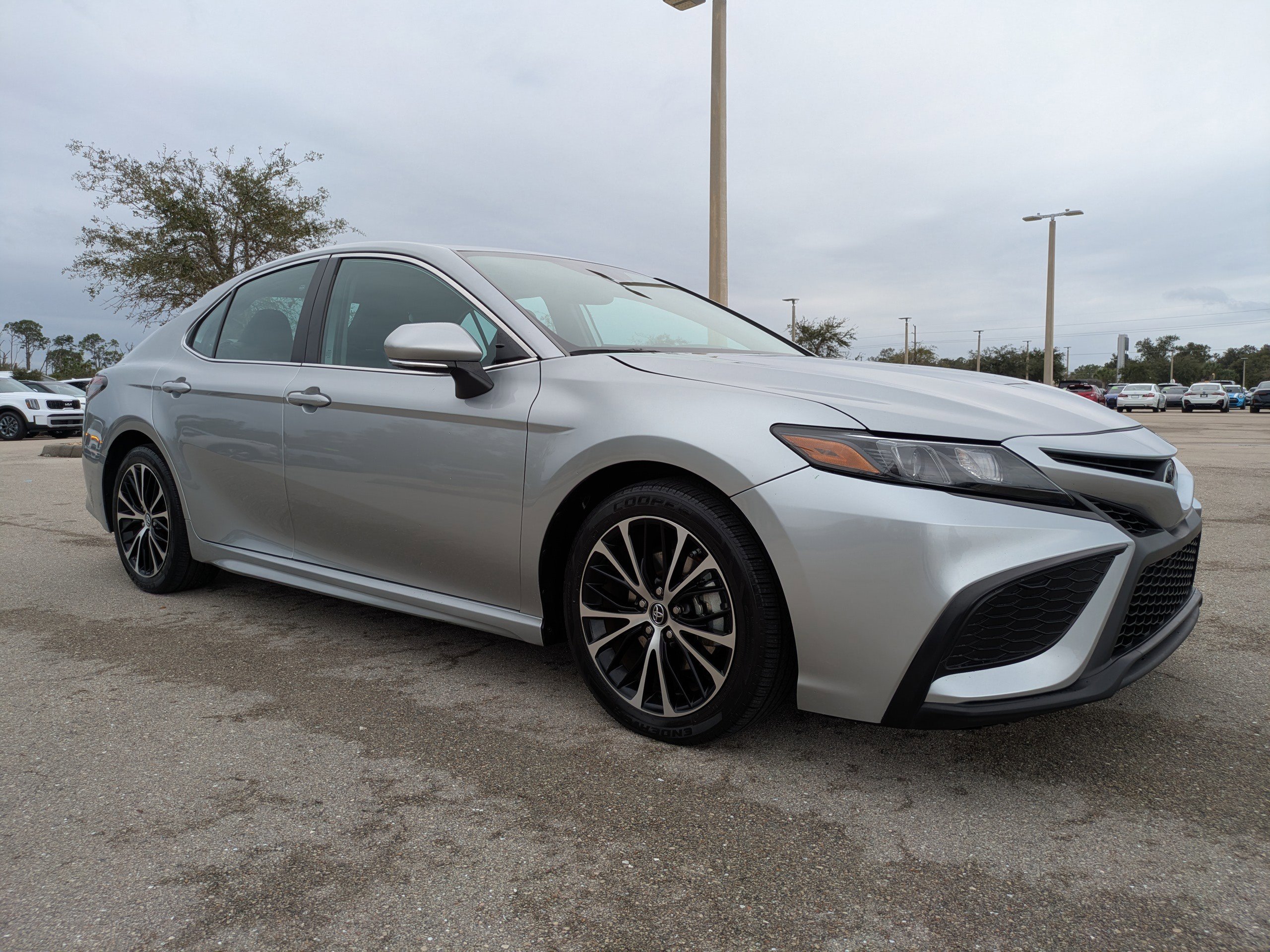 Used 2023 Toyota Camry SE image 2