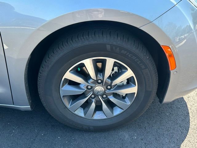 Used 2020 Chrysler Pacifica Limited w/ Advanced Safetytec Group FWD image 15