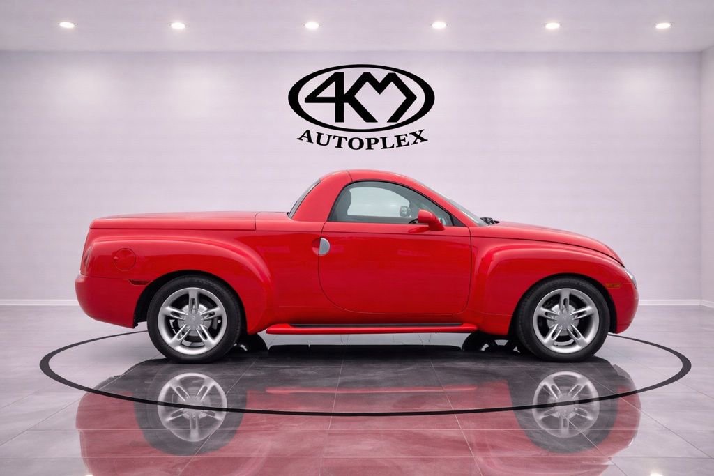 Used 2005 Chevrolet SSR w/ Preferred Equipment Group image 2