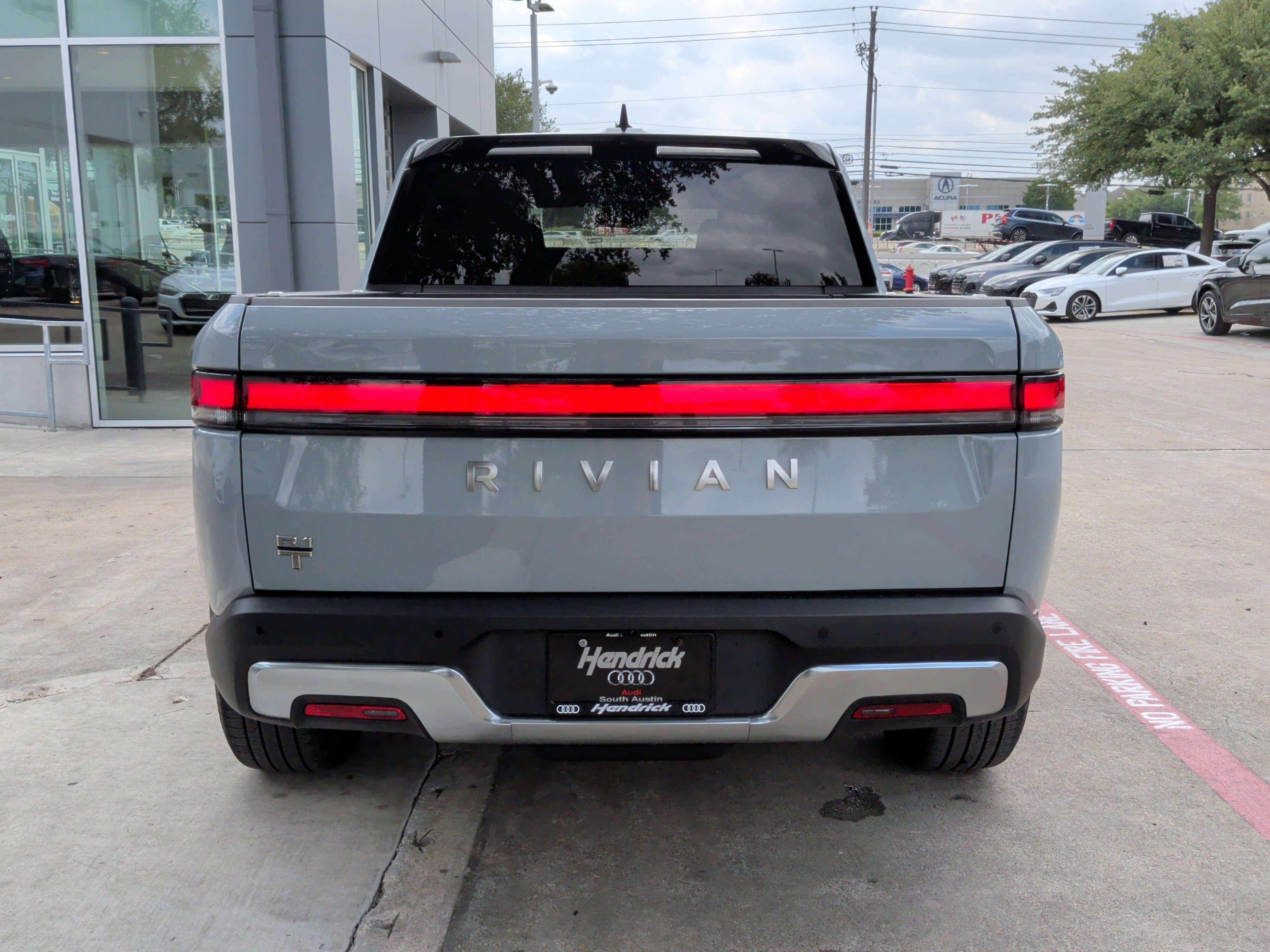 Used 2024 Rivian R1T Adventure image 9