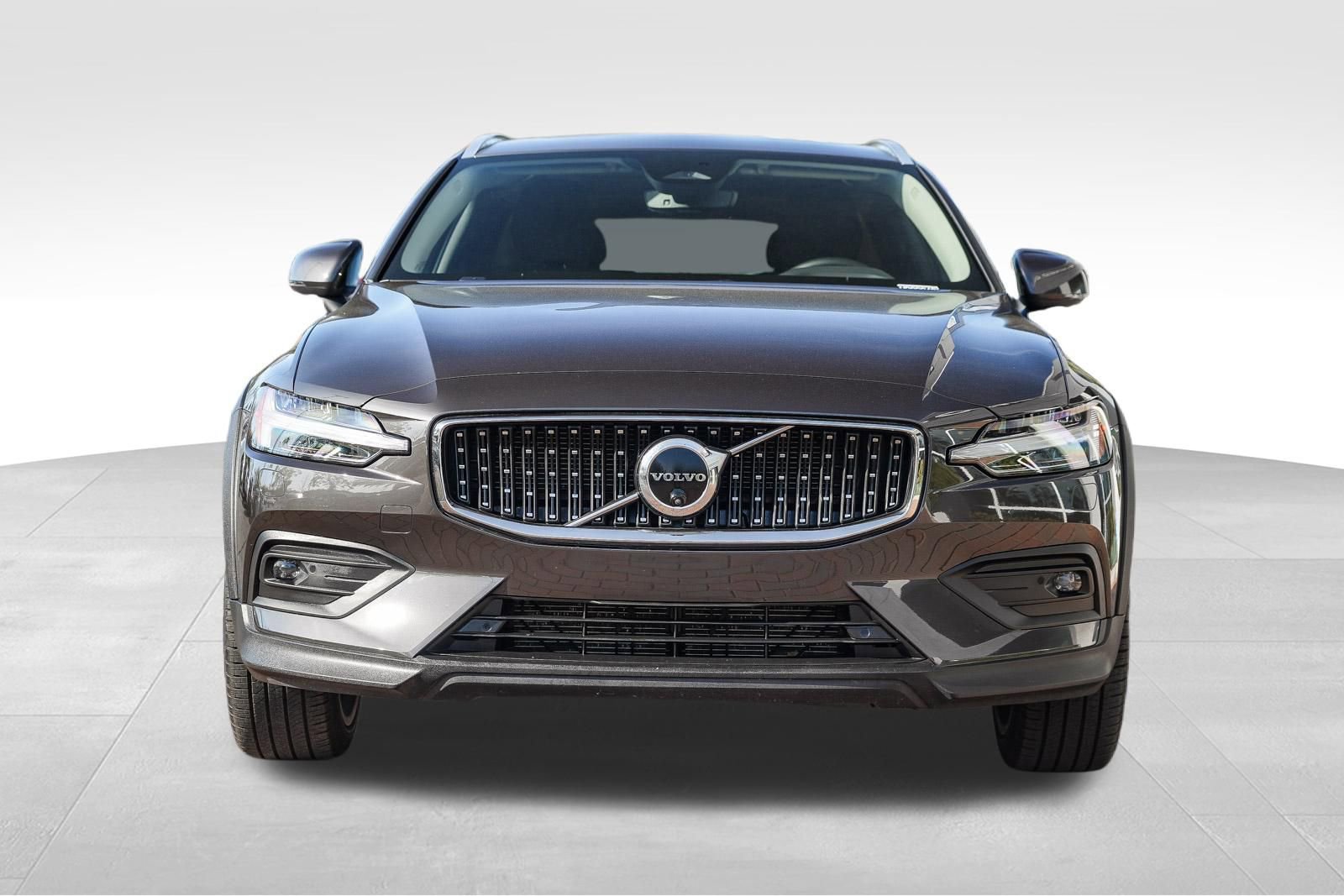 Used 2025 Volvo V60 B5 Cross Country Plus image 5