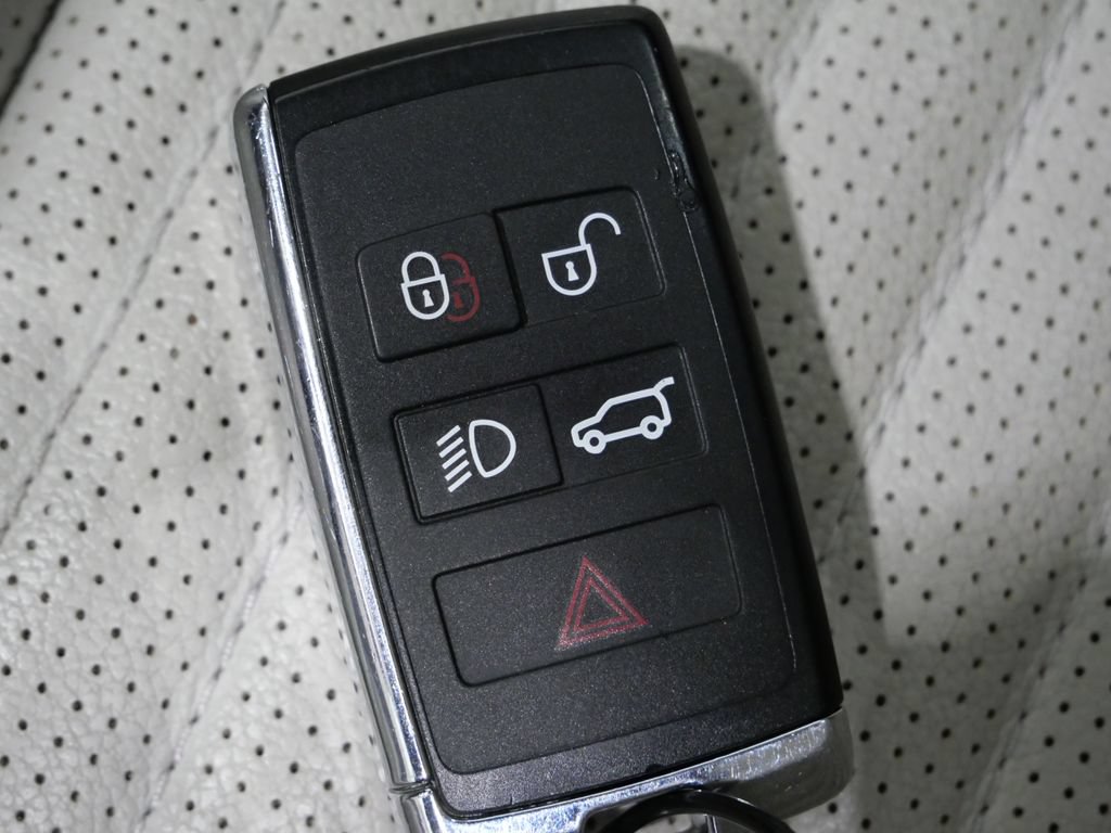 Used 2025 Land Rover Discovery S AWD/4WD image 31
