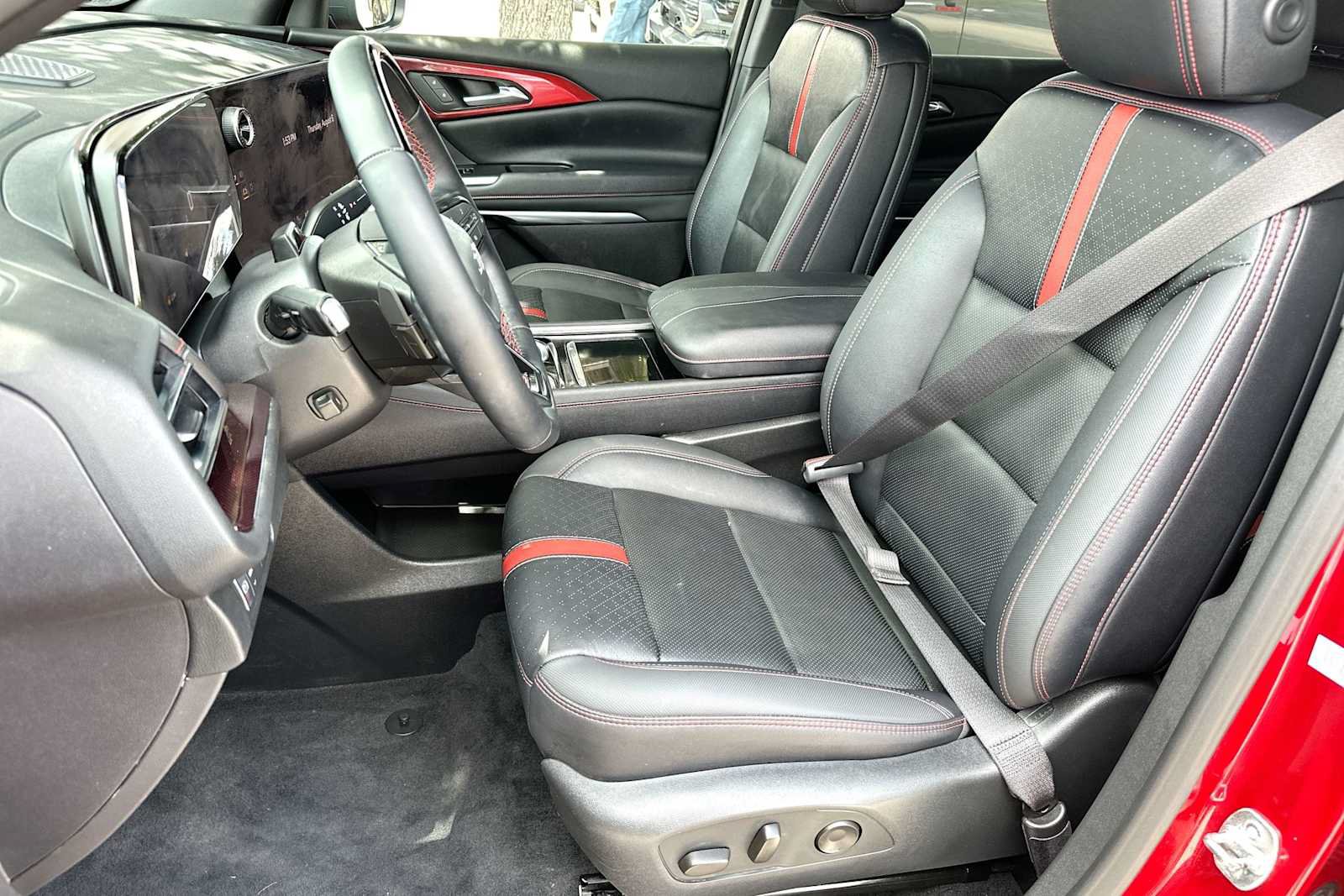 Used 2025 Chevrolet Traverse RS FWD image 17
