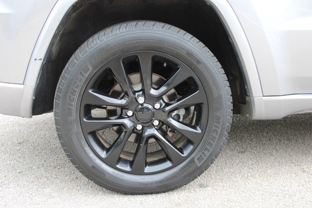Used 2017 Jeep Grand Cherokee Altitude RWD image 30