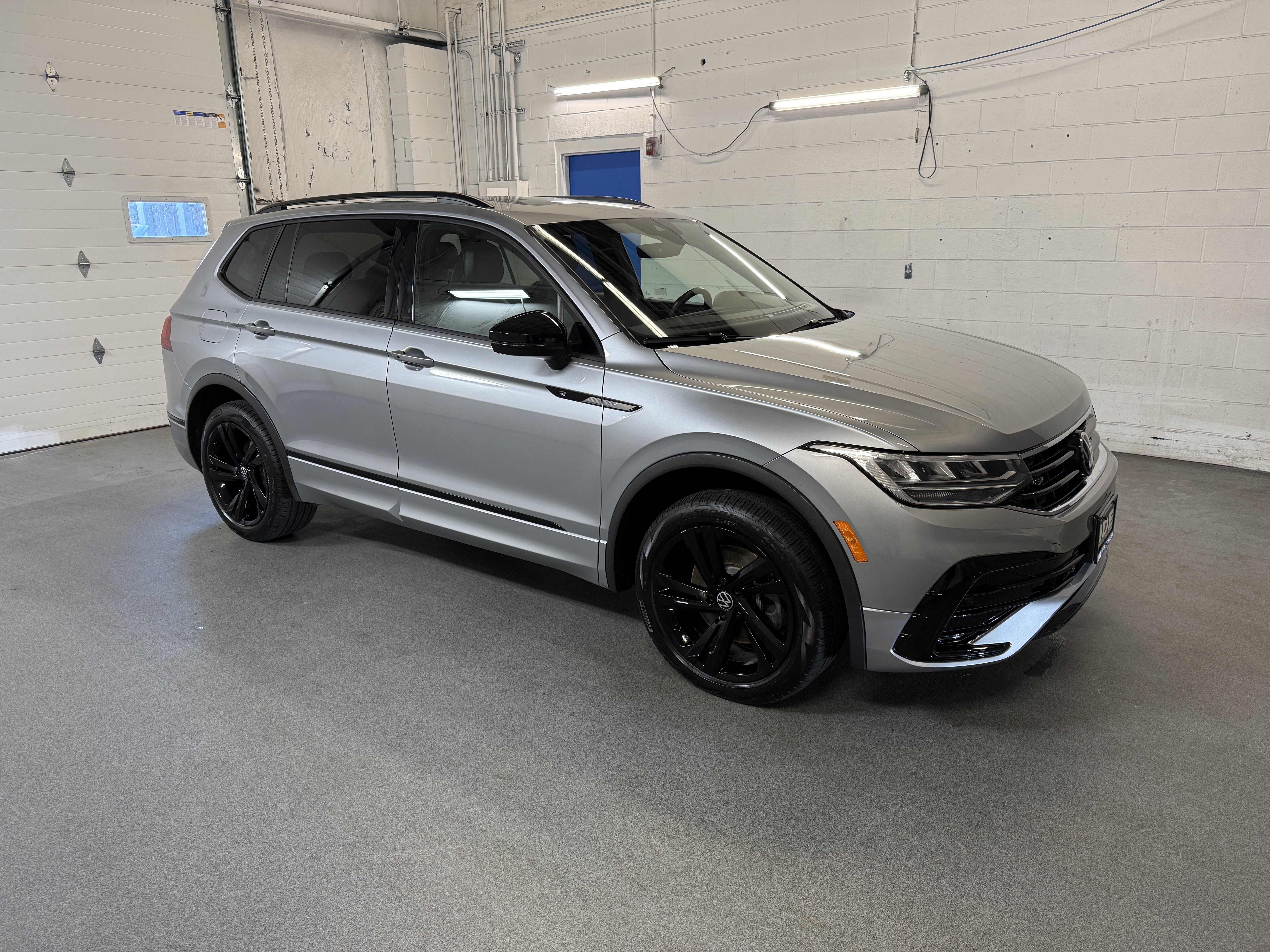 Certified 2024 Volkswagen Tiguan SE R-Line AWD/4WD image 12