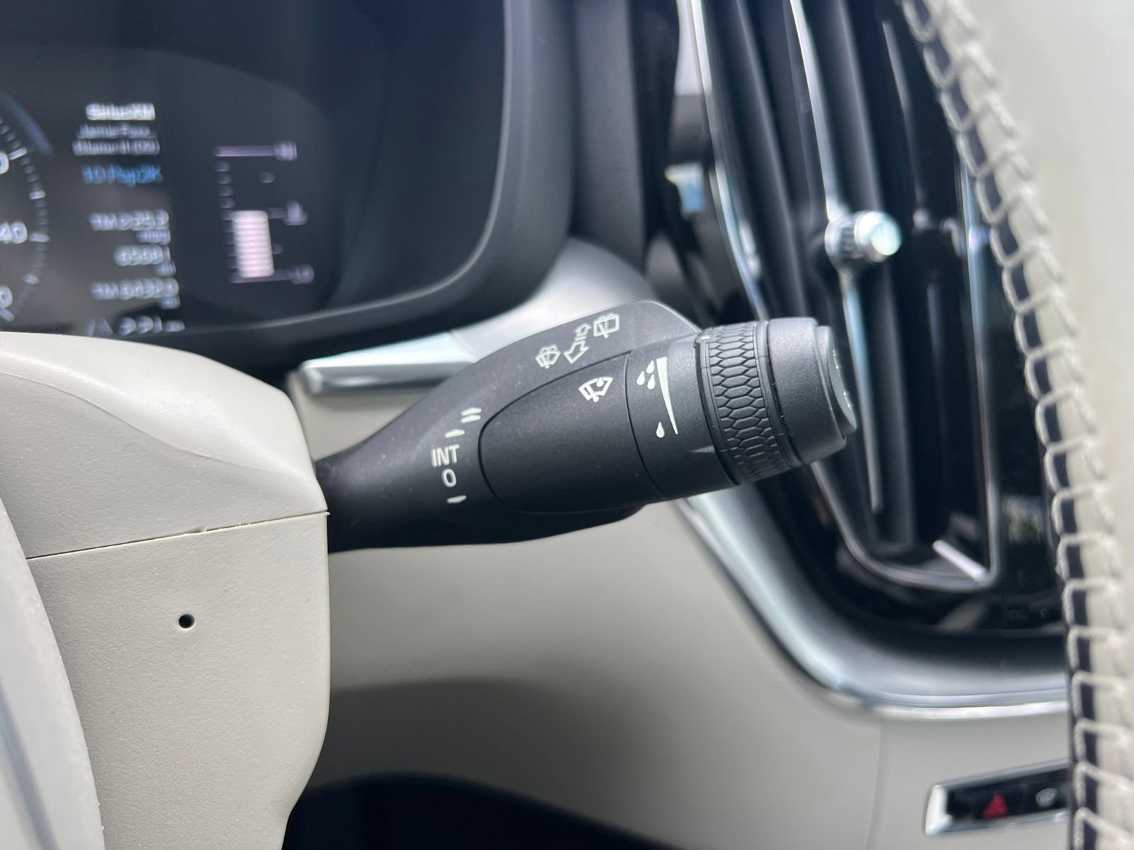 Used 2019 Volvo XC60 T5 Momentum w/ Premium Package FWD image 19