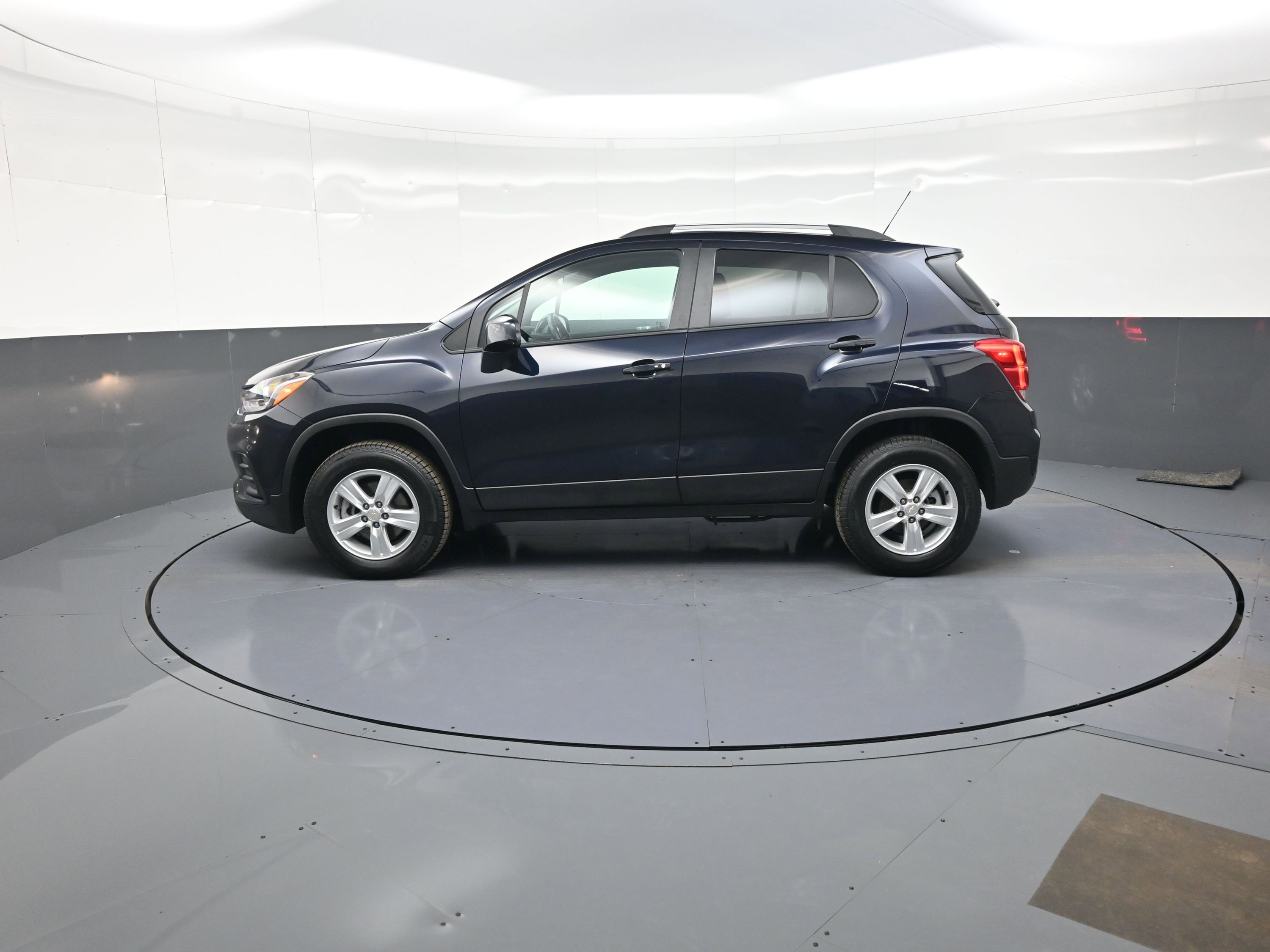 Used 2022 Chevrolet Trax LT w/ LT Convenience Package image 6