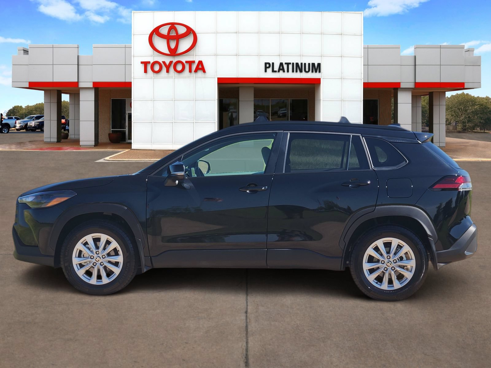 Used 2026 Toyota Corolla Cross LE w/ Moonroof Package FWD video 3