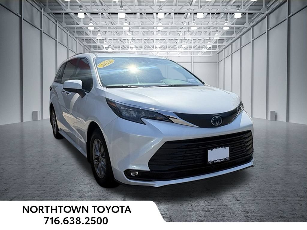 Used 2025 Toyota Sienna XLE w/ XLE Plus Package FWD image 5