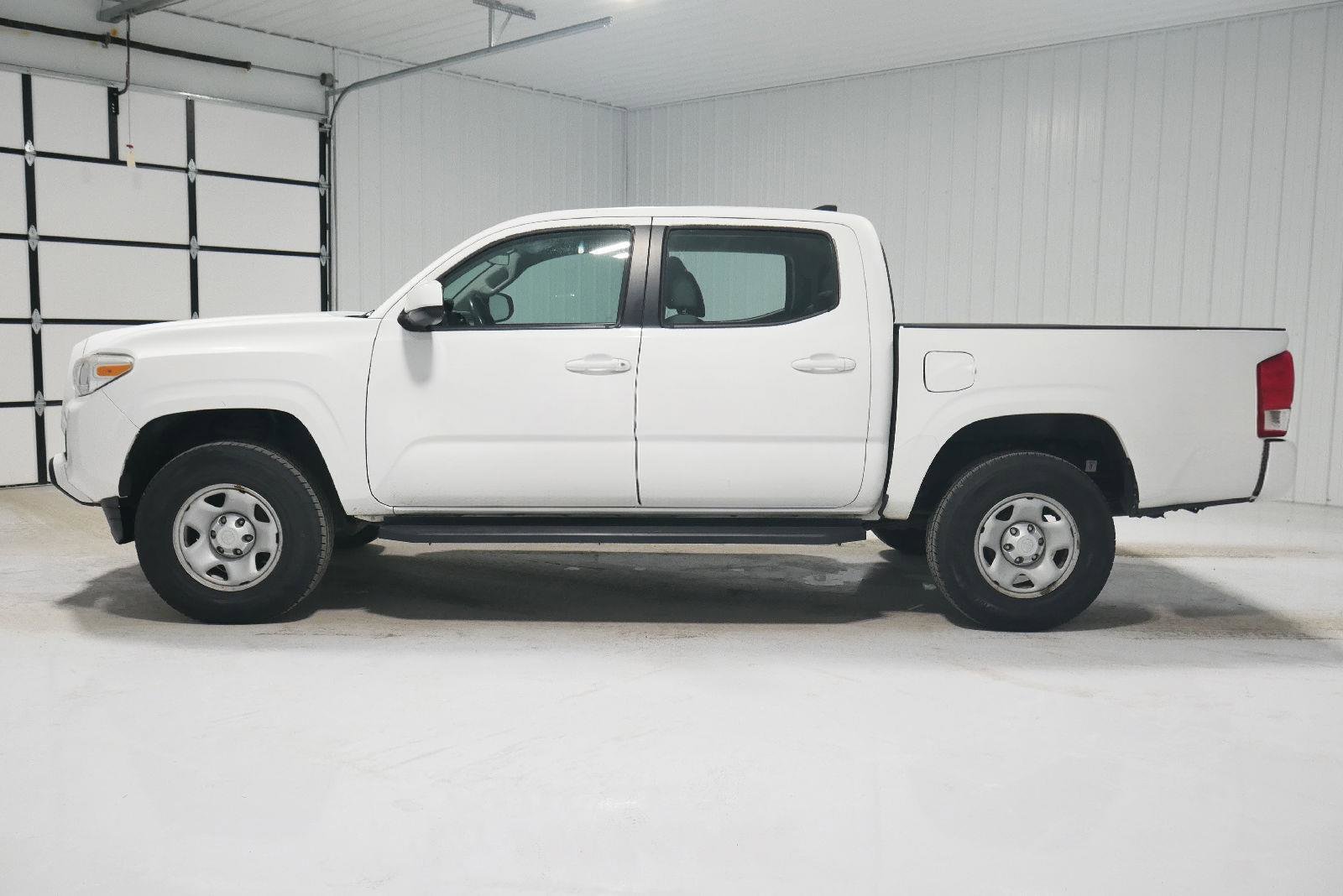 Used 2017 Toyota Tacoma SR image 8