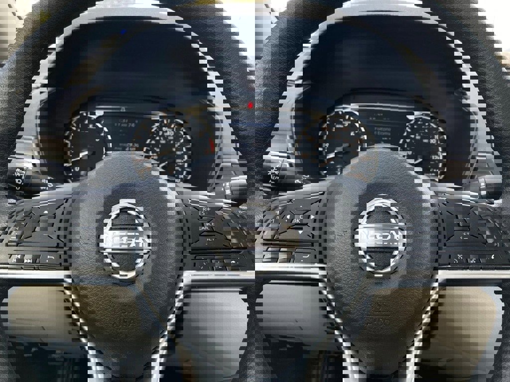 Used 2025 Nissan Altima 2.5 SV image 17