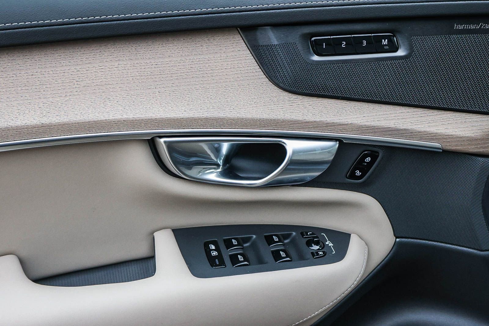 New 2026 Volvo XC90 T8 Plus w/ Protection Package Premier image 32