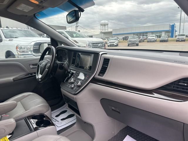 Used 2015 Toyota Sienna XLE w/ XLE Navigation Package FWD image 10