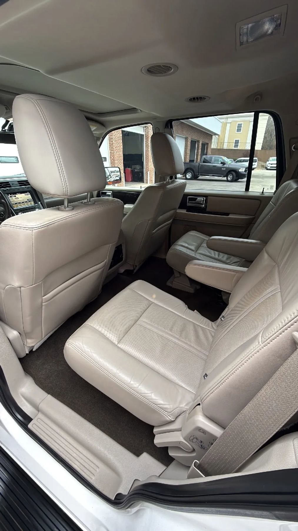 Used 2016 Lincoln Navigator Select image 39
