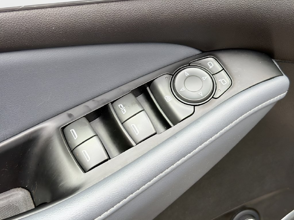 Used 2023 Buick Enclave Essence w/ Sport Touring Edition FWD image 17