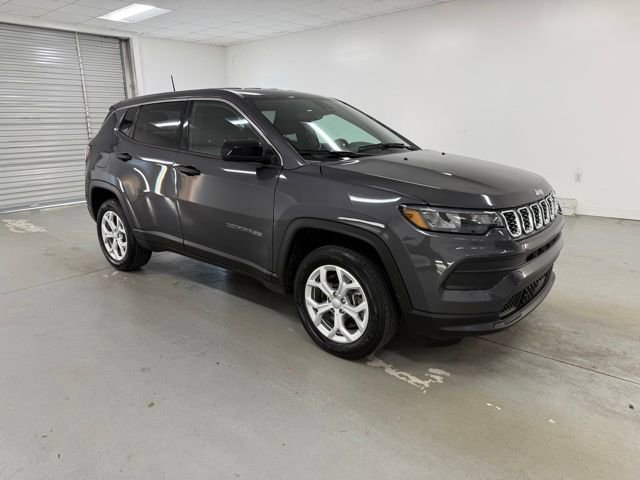 Used 2024 Jeep Compass Sport image 3