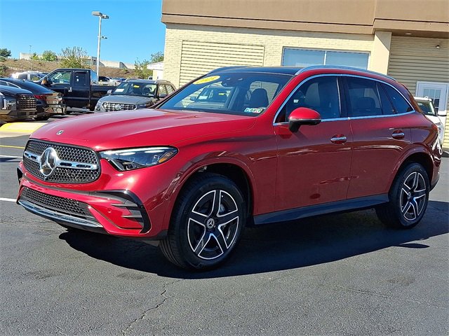 Used 2025 Mercedes-Benz GLC 300 4MATIC image 3