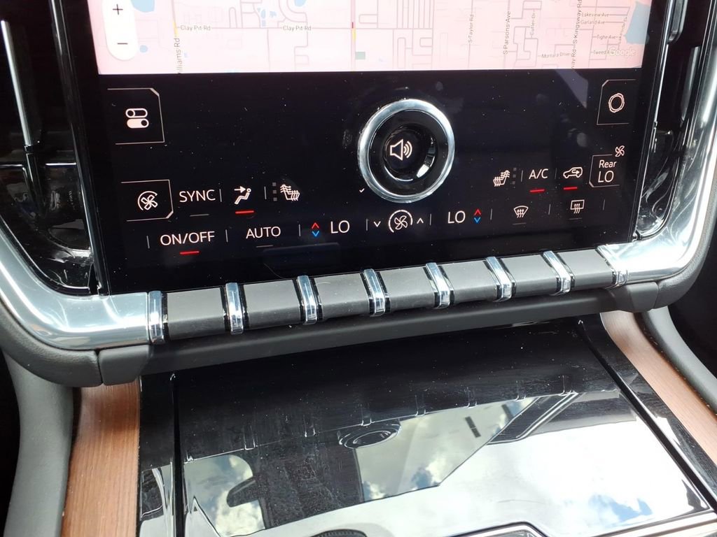 Used 2025 GMC Yukon Denali RWD image 32