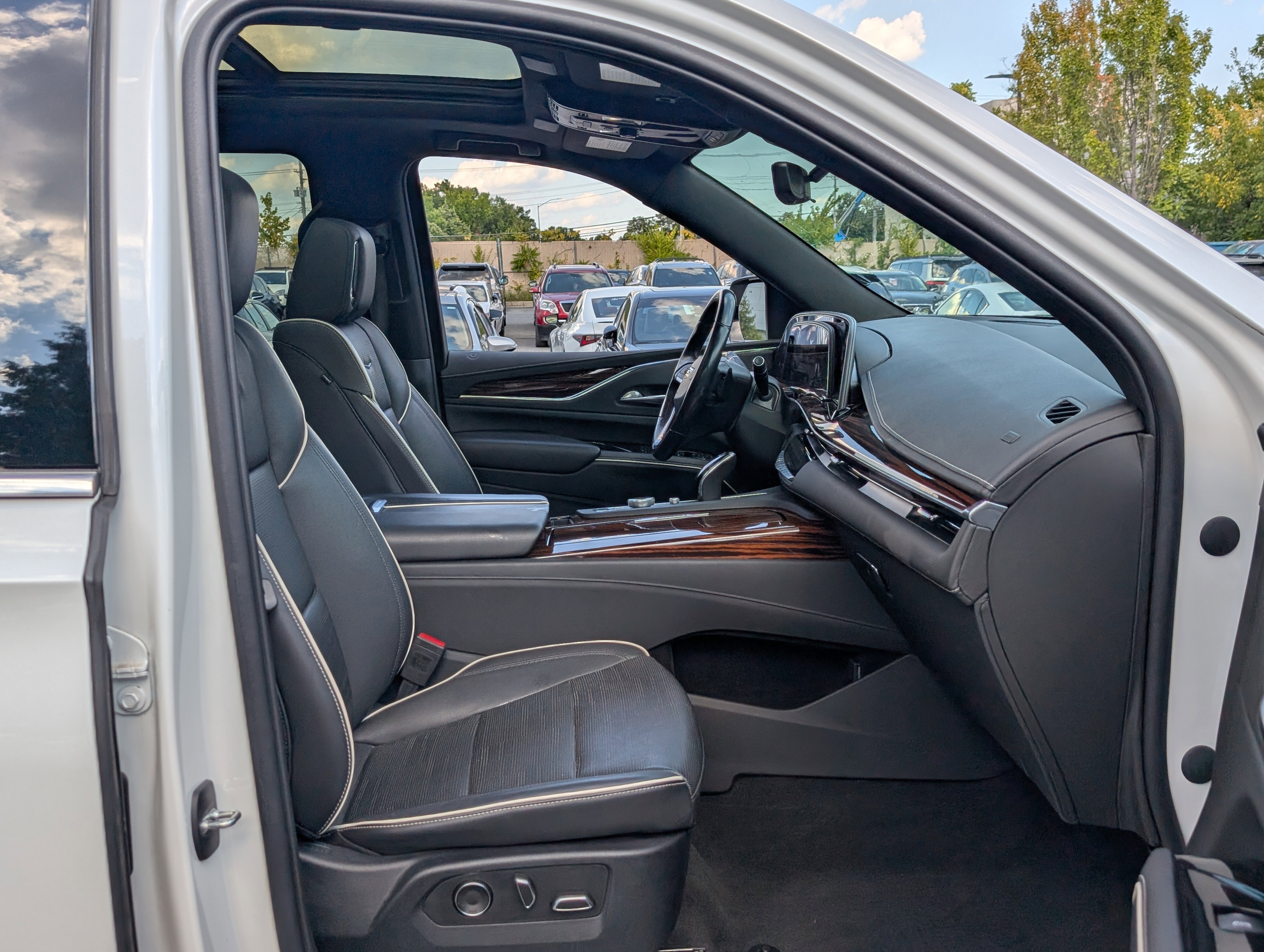 Used 2021 Cadillac Escalade ESV Premium Luxury w/ Performance Package image 10