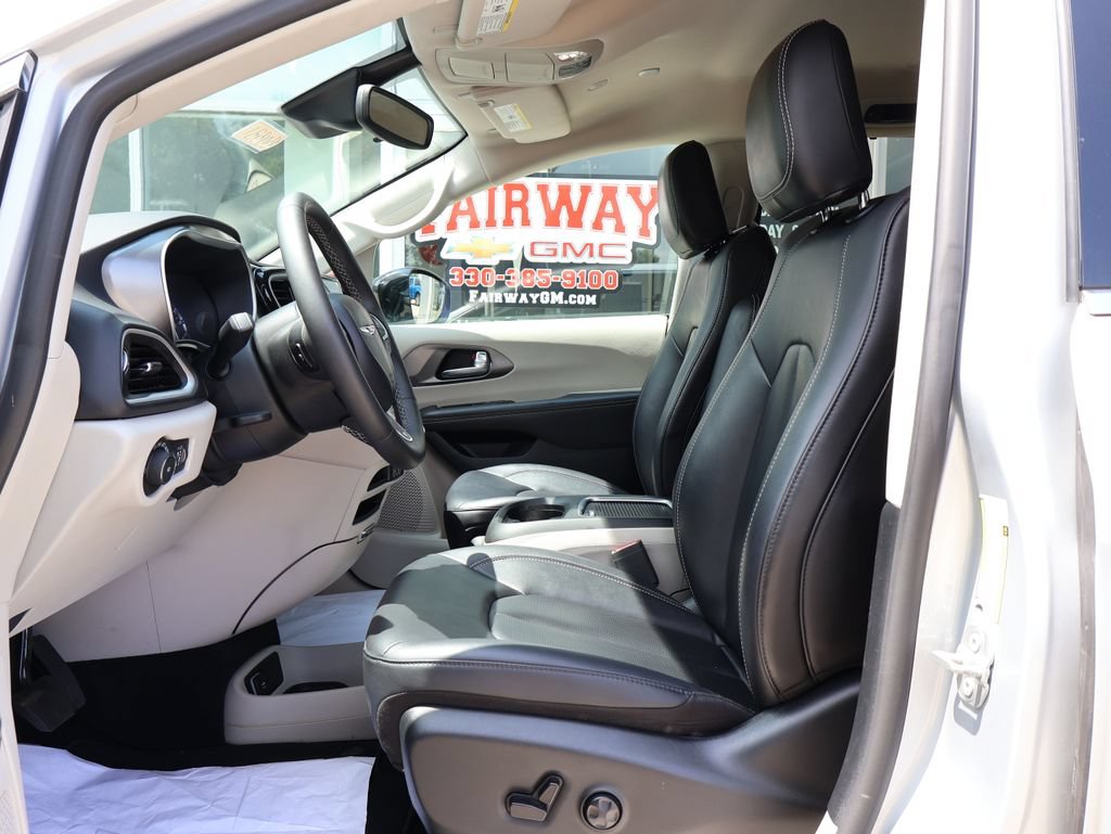 Used 2024 Chrysler Pacifica Touring-L FWD image 12