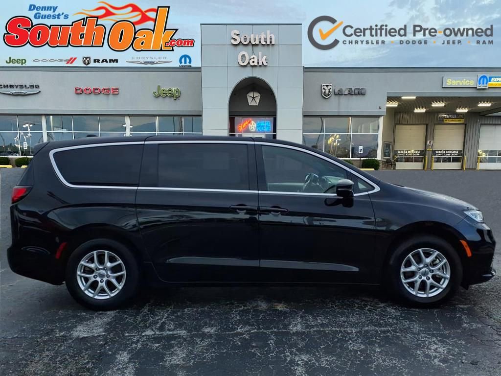 Certified 2025 Chrysler Pacifica Select FWD image 2