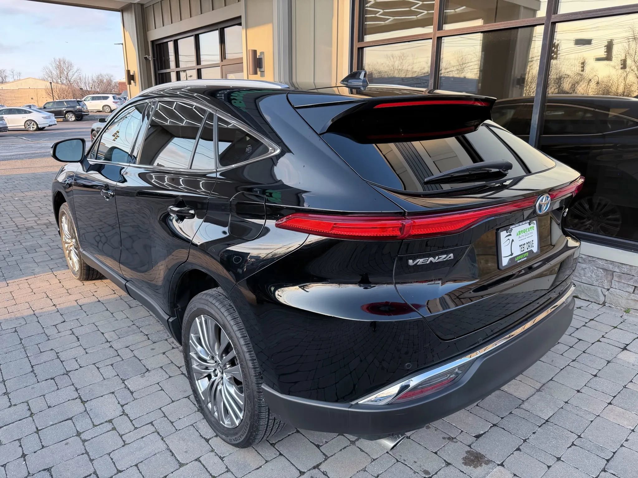 Used 2023 Toyota Venza XLE AWD/4WD image 4