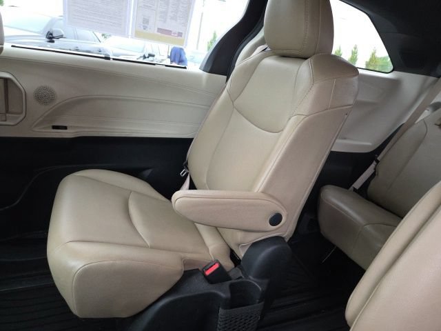 Used 2021 Toyota Sienna XLE w/ XLE Plus Package FWD image 28