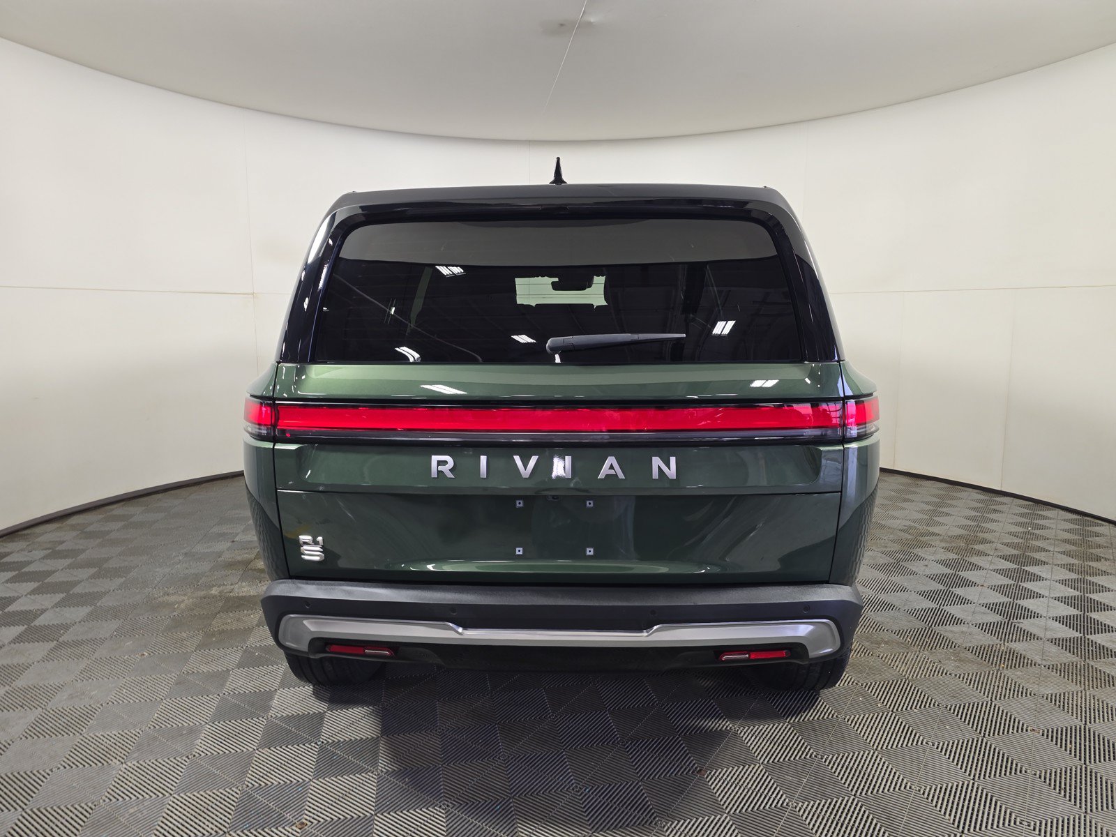 Used 2024 Rivian R1S Adventure AWD/4WD image 4