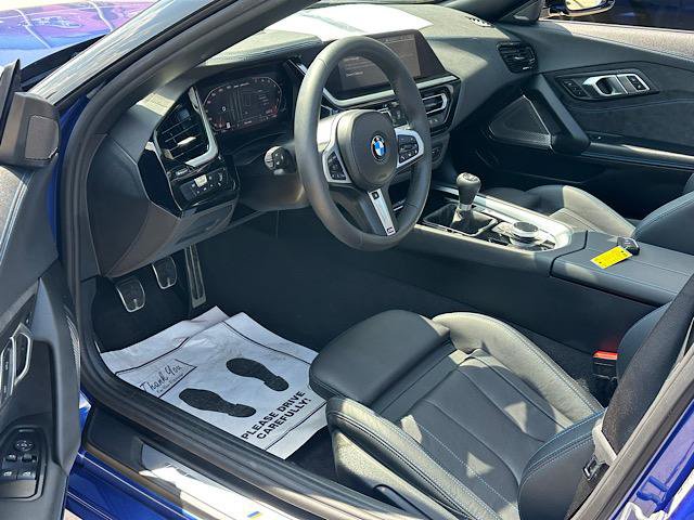 Used 2025 BMW Z4 M40i w/ Edition RWD image 17