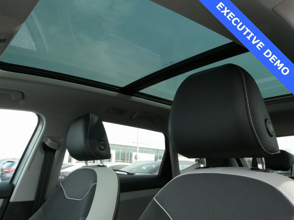 Certified 2025 Volkswagen Taos SE image 33