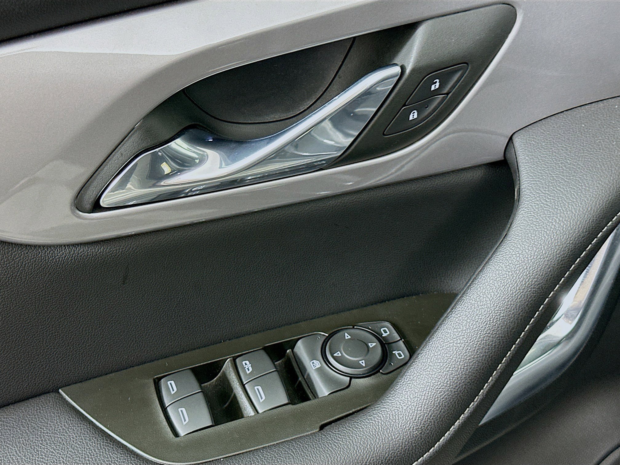 Used 2025 Chevrolet Blazer LT FWD image 15