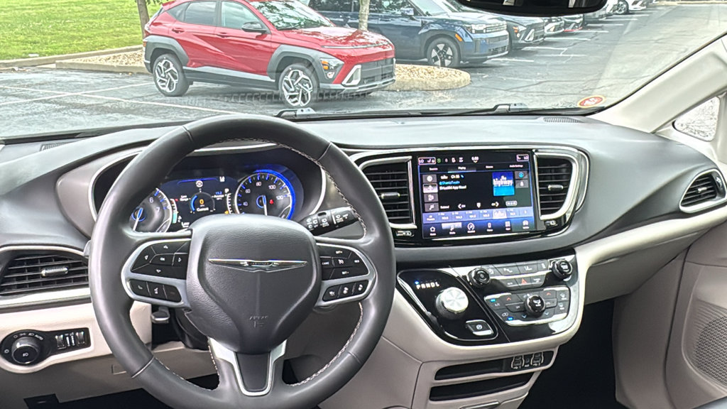Used 2023 Chrysler Pacifica Touring-L FWD image 10