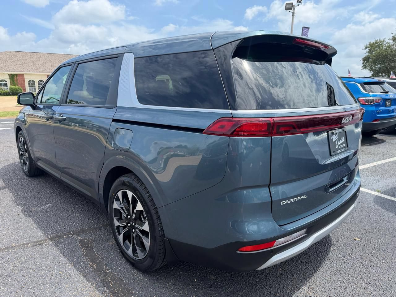 Used 2024 Kia Carnival EX FWD image 7