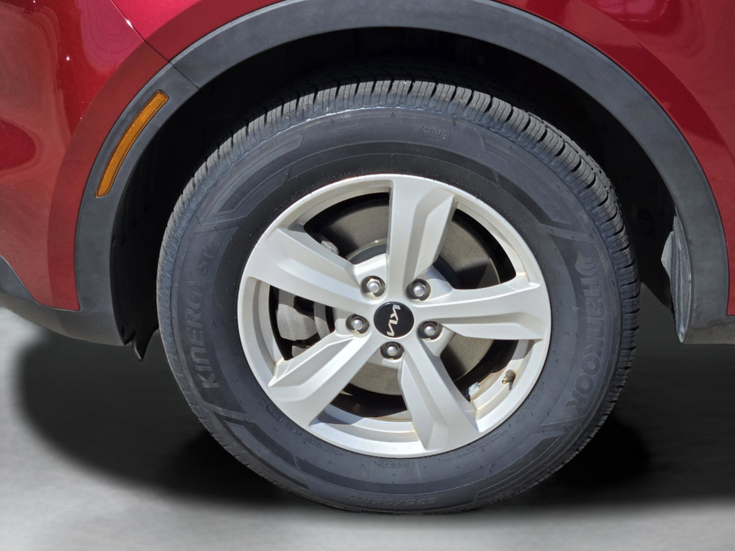 Used 2022 Kia Sorento LX image 16