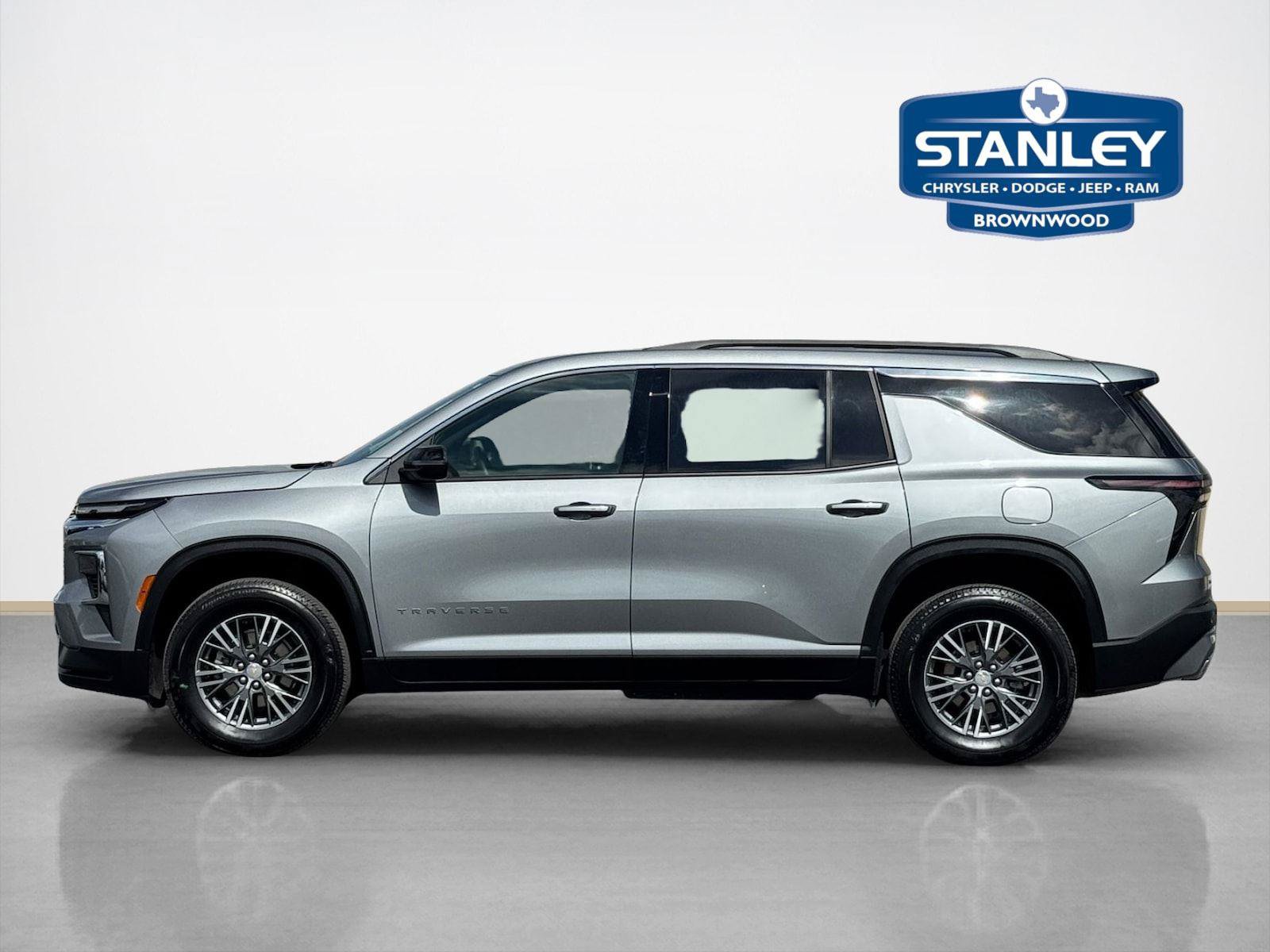 Used 2025 Chevrolet Traverse LT FWD image 4