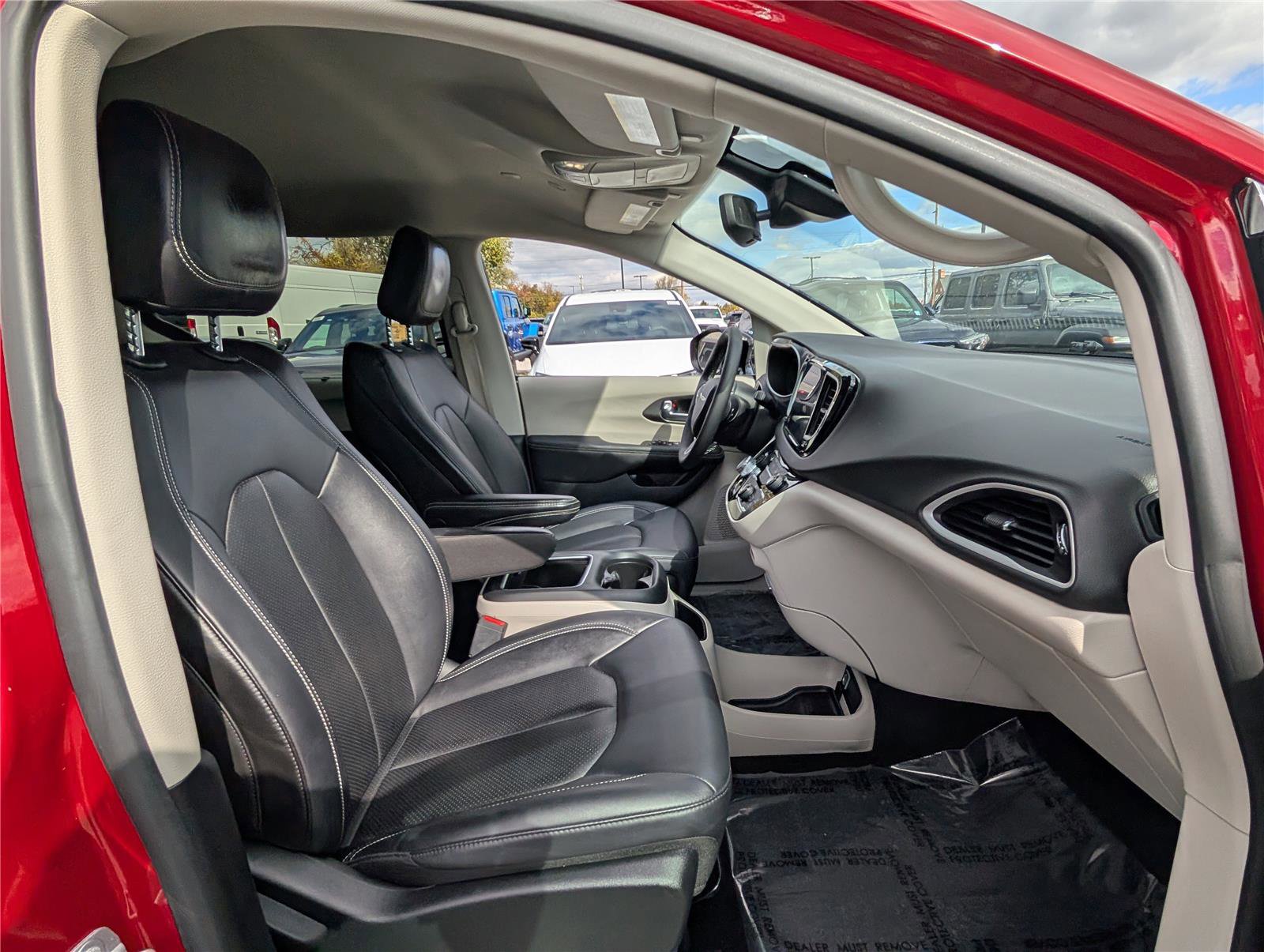 Used 2024 Chrysler Pacifica Touring-L image 10