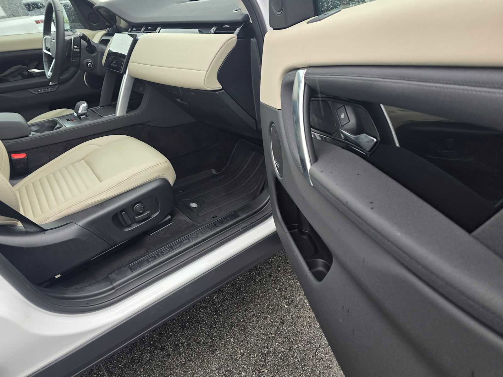 Used 2025 Land Rover Discovery Sport S image 10