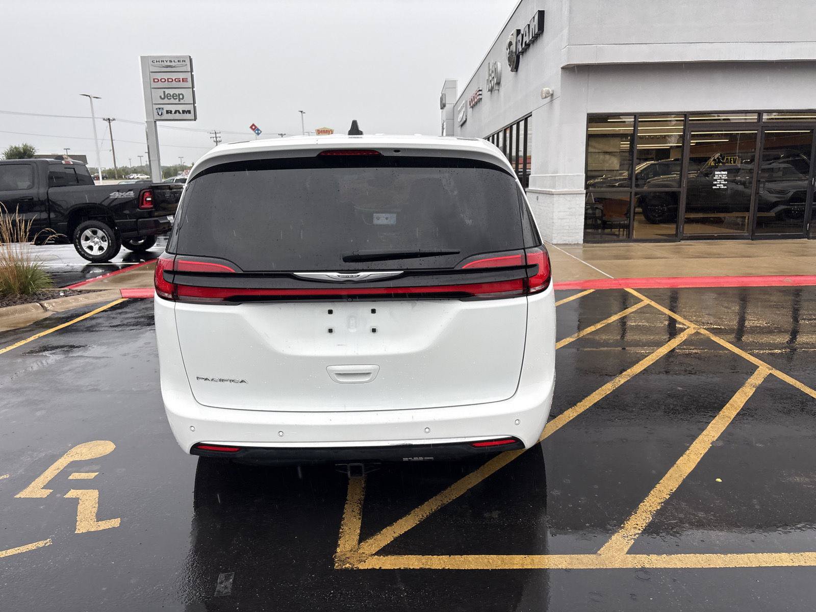 Used 2023 Chrysler Pacifica Touring-L FWD image 6