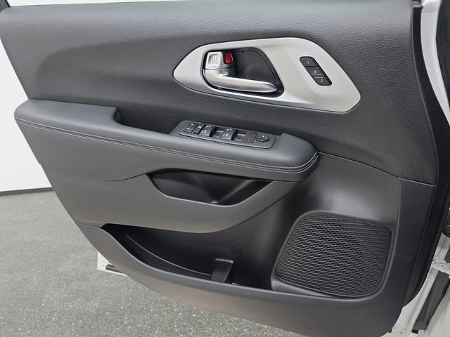 Used 2023 Chrysler Pacifica Touring-L w/ Uconnect Theater Family Group image 26