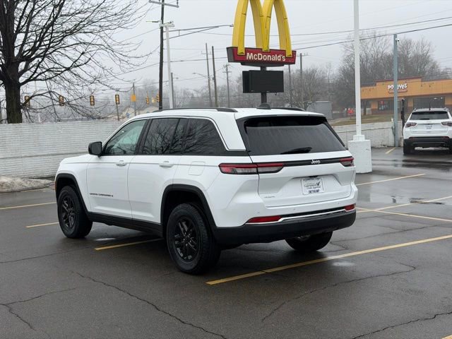 Used 2023 Jeep Grand Cherokee Laredo image 3