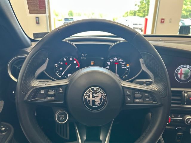 Used 2022 Alfa Romeo Giulia Veloce AWD/4WD image 11