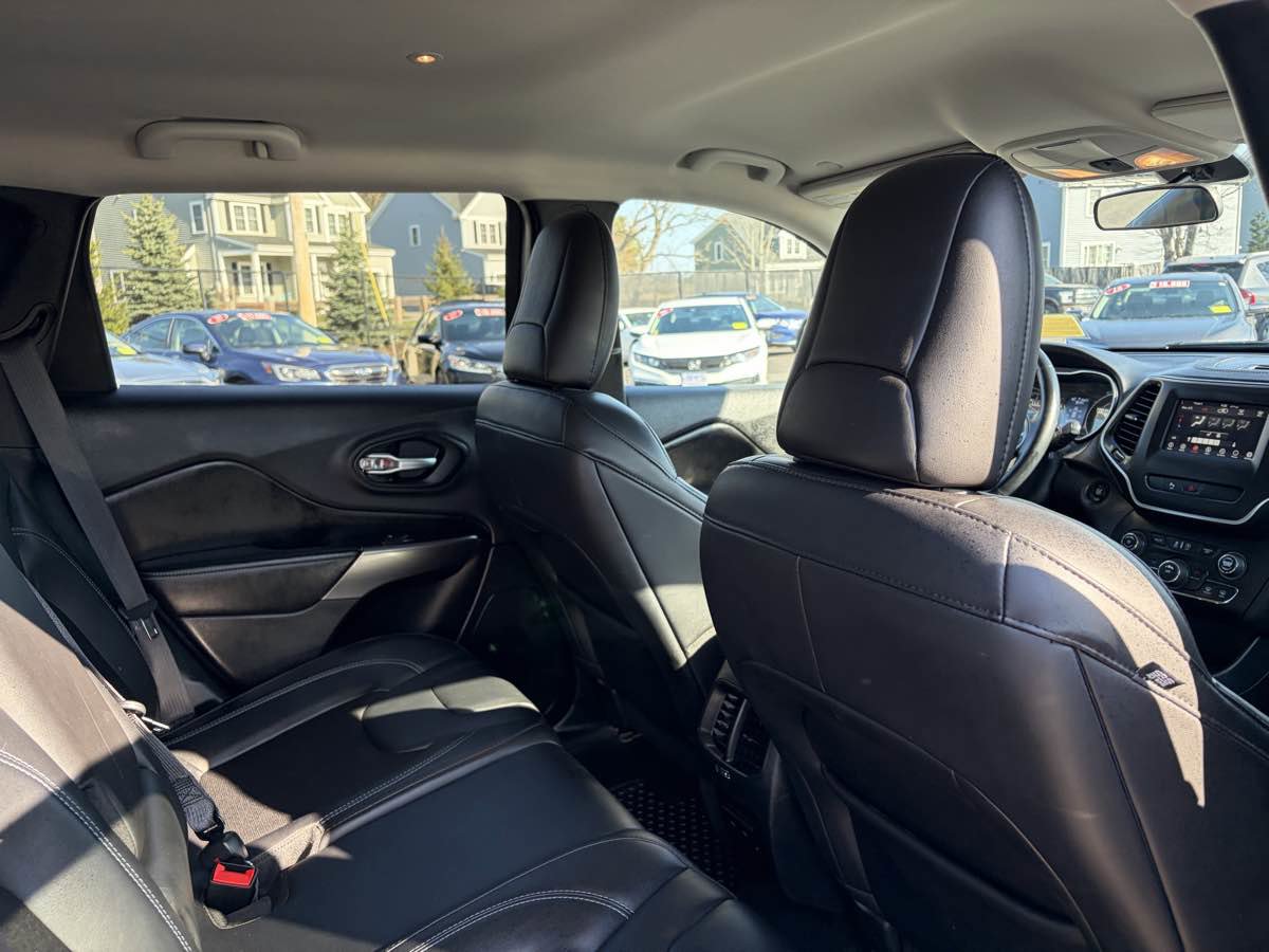 Used 2020 Jeep Cherokee Latitude Plus w/ Cold Weather Group AWD/4WD image 25