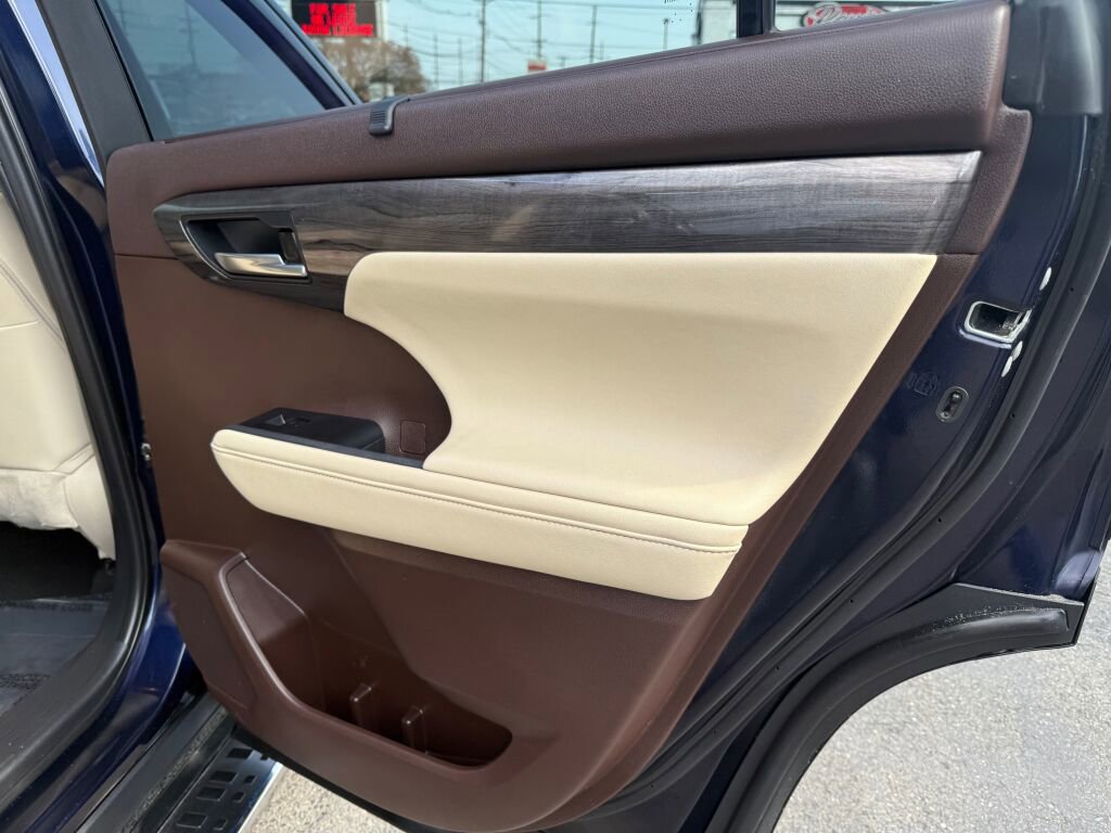 Used 2021 Toyota Highlander Platinum image 28