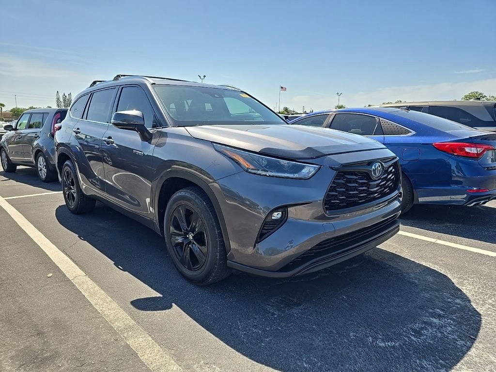 Used 2021 Toyota Highlander XLE image 2