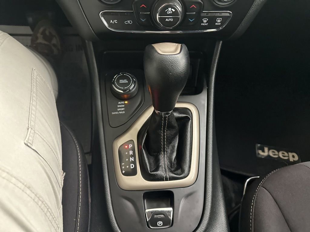 Used 2015 Jeep Cherokee Latitude w/ Comfort/Convenience Group image 43