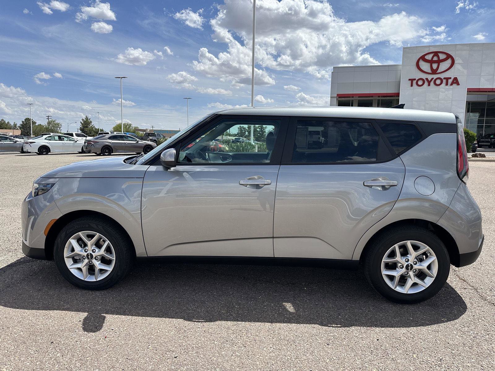 Used 2025 Kia Soul LX FWD image 3