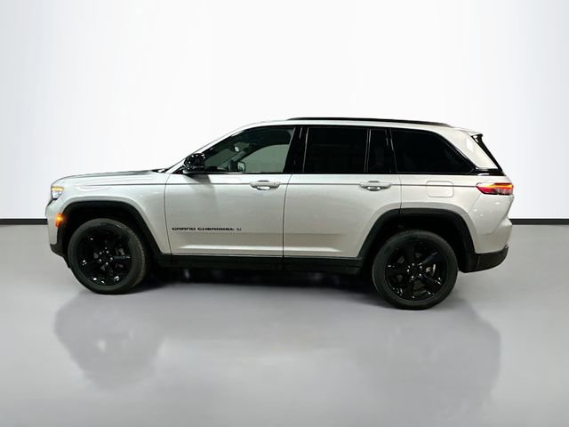 Used 2024 Jeep Grand Cherokee Altitude image 9